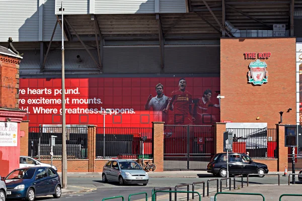 LIVERPOOL UK, 17 SEPTIEMBRE 2016. El nuevo mural gigante del Liverpool Football Club para la temporada 2016 / 17 en el extremo Kop del estadio — Foto de Stock