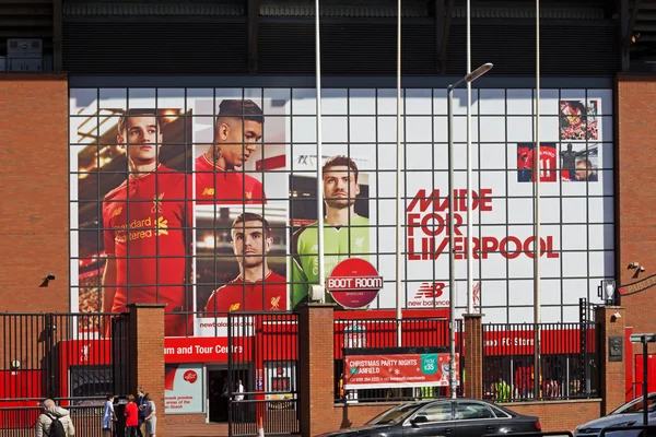 LIVERPOOL UK, 17 SEPTIEMBRE 2016. El nuevo mural gigante del Liverpool Football Club para la temporada 2016 / 17 en el extremo Kop del estadio —  Fotos de Stock