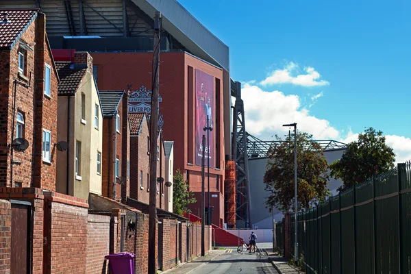 LIVERPOOL UK. 17 SEPTEMBRE 2016. Maisons mitoyennes éclipsées par les clubs de football de Liverpool nouveau stand 114 millions Image En Vente