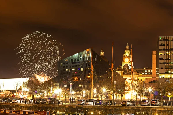 Liverpool Velká Británie 5. listopadu 2016. Ohňostroj nad játry budov na nábřeží — Stock fotografie