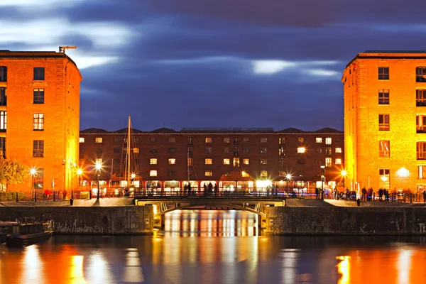 LIVERPOOL UK 5th NOVEMBER 2016. Albert Dock Liverpool lit up at night — Stock Photo, Image