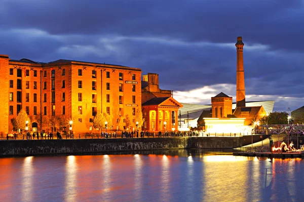 LIVERPOOL UK 5 NOVEMBRO 2016. Albert Dock Liverpool iluminado à noite — Fotografia de Stock