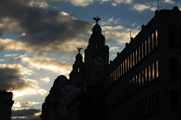 Sziluettjét a máj épületek Liverpool — Stock Fotó