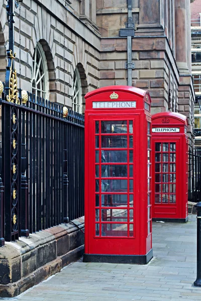 Paar klassische britische rote Telefonzellen — Stockfoto