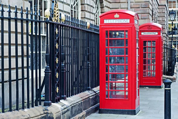 Coppia di classica scatola telefonica rossa britannica — Foto Stock