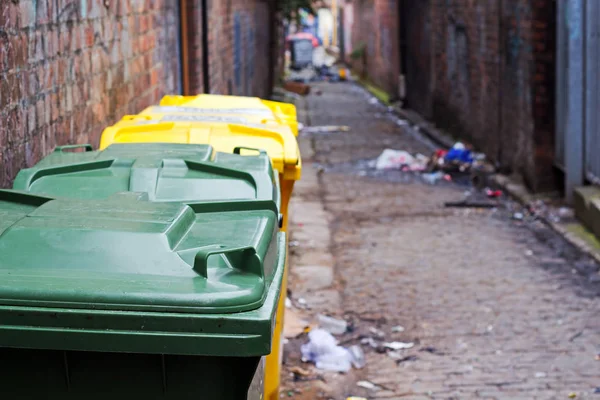 ゴミばらまかれた路地のゴミ箱 — ストック写真