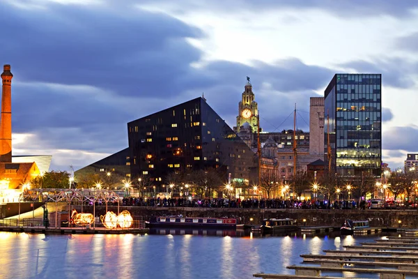 LIVERPOOL UK 5 NOVEMBRO 2016. Uma vista dos edifícios à beira-mar de Liverpool à noite . Imagens Royalty-Free