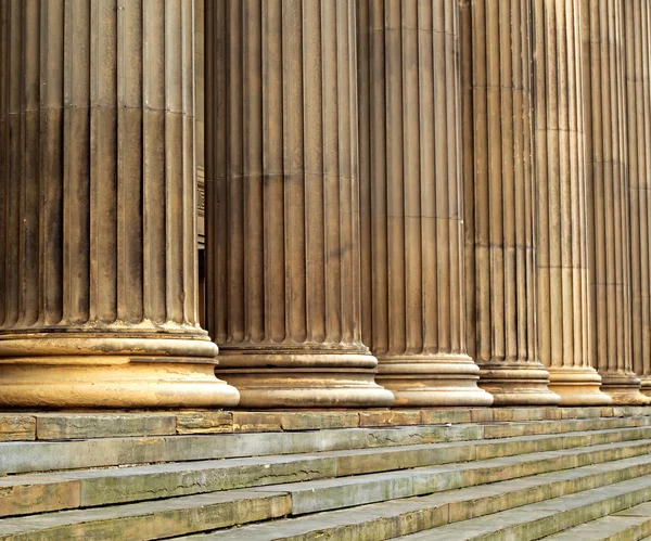 Sandsone kolommen in St Georges Hall Liverpool Uk Rechtenvrije Stockfoto's