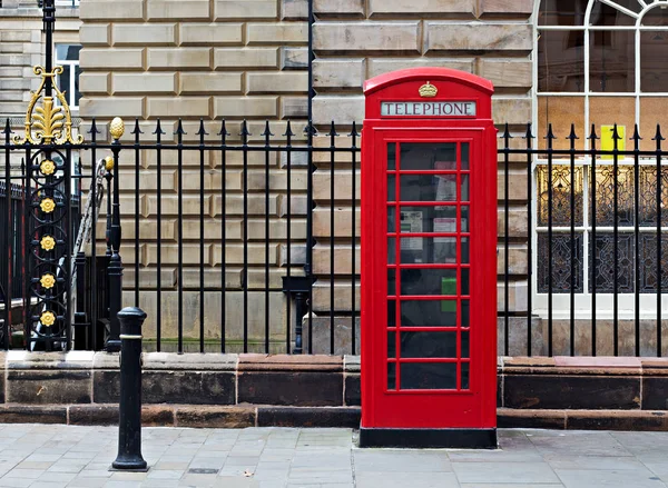 Classic single British red phone box — Stock Photo, Image