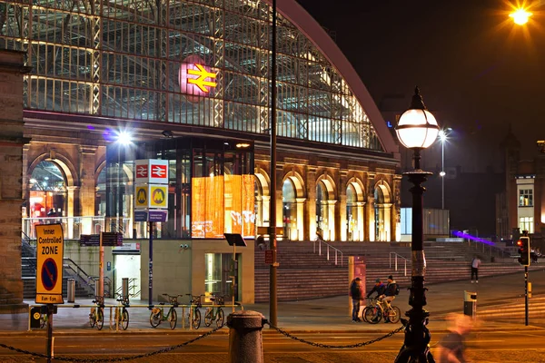 LIVERPOOL 31st OCTOBER 2016. A view of Lime Street Liverpool UK at night — Stock Photo, Image