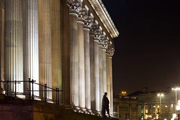 A nighttime view of St Georges Hall Liverpool, a grade 1 listed building — Stock Photo, Image