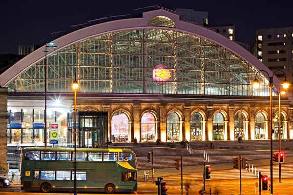 LIVERPOOL 31 DE OUTUBRO DE 2016 Uma vista de Lime Street Liverpool Reino Unido à noite — Fotografia de Stock