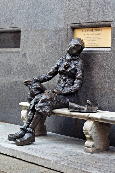 LIVERPOOL UK, 31 de octubre de 2016. Escultura de Elenor Rigby, basada en la canción The Beatles del artista Tommy Steele —  Fotos de Stock