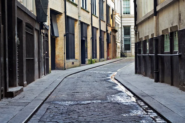 Guardando giù per un vicolo vuoto del centro città — Foto Stock