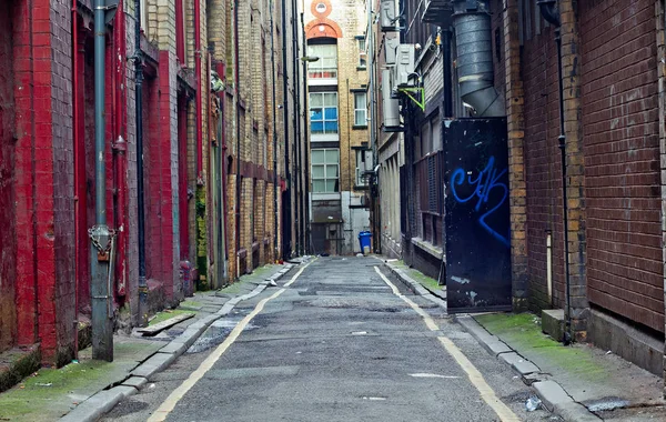 Looking down an empty inner city alleyway — Stock Photo, Image