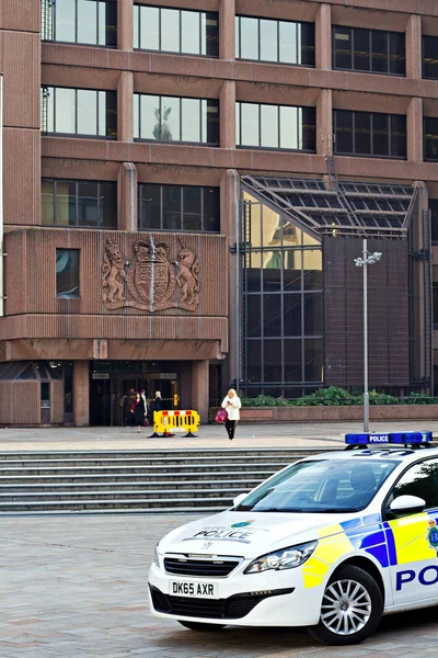 Liverpool Magyarország, október 31-én 2016-ban. Egy rendőrautó parkolt előtt az Erzsébet királyné 11 bíróságok Liverpool Angliában — Stock Fotó