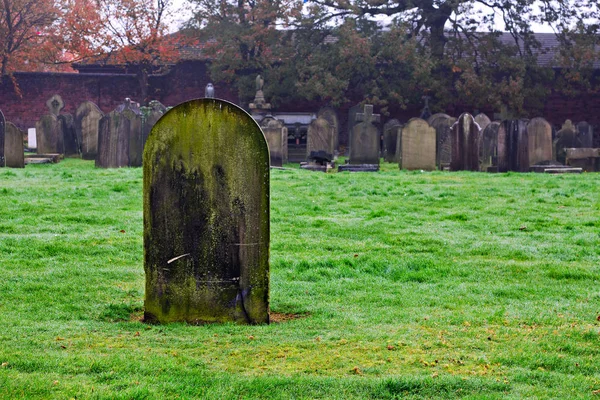 Tomma gamla gravstenar i en forntida begravningsplats — Stockfoto
