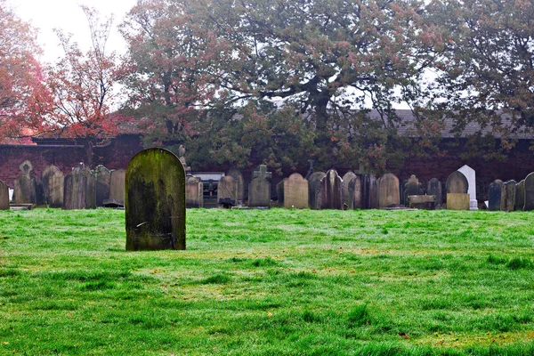 Pietre tombali vecchie vuote in un antico cimitero — Foto Stock