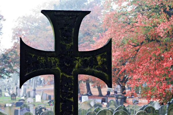 Lápidas viejas en blanco en un cementerio antiguo —  Fotos de Stock