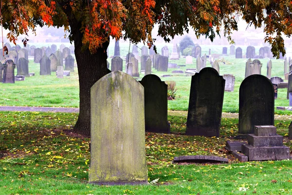 Leere alte Grabsteine auf einem alten Friedhof Stockbild