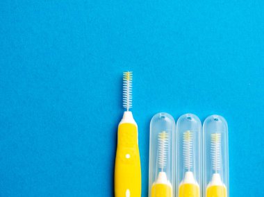 Mavi arkaplan üzerindeki interdental alanlar için interdental fırça