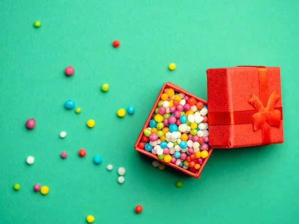 Mise en page créative de boîte-cadeau remplie de bonbons colorés sur gr — Photo