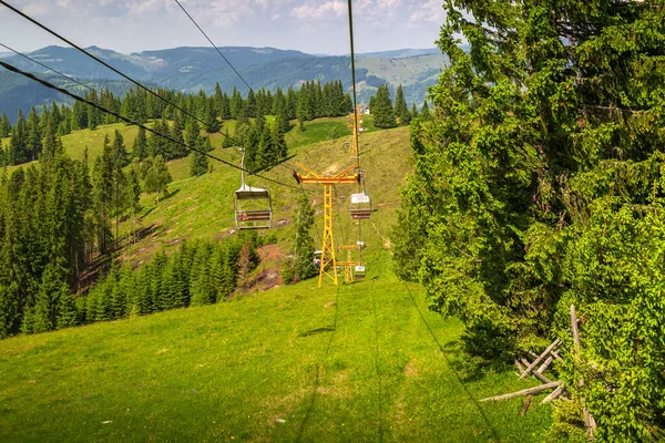 Ruta del telesilla desde Vatra Dornei, Rumania, pasando por mont —  Fotos de Stock