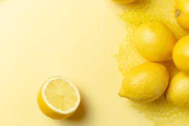 Sarı arkaplan üzerindeki limonlar