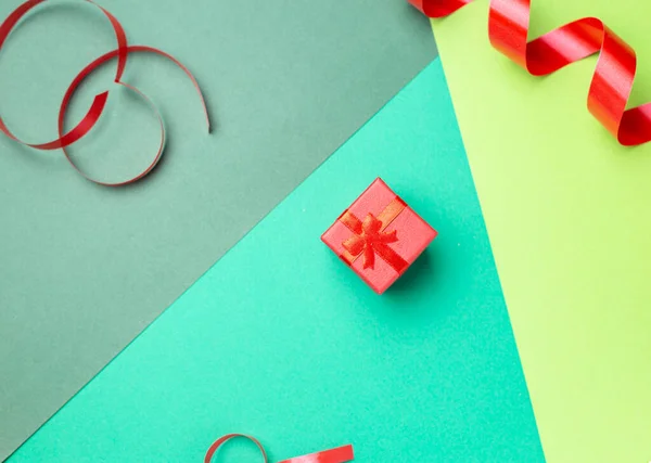 Carte de vœux minimaliste avec boîte cadeau rouge sur fond pastel — Photo