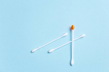 Temiz pamuk çubuğu, üzerinde kan lekesi olan mavi arkaplan ve metin için yer