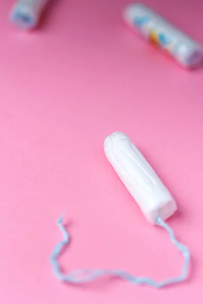 女医务人员卫生棉条。 月经、保护手段 — 图库照片
