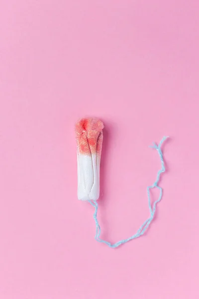 在粉色背景上使用医用女用卫生棉条。 1.月经, — 图库照片