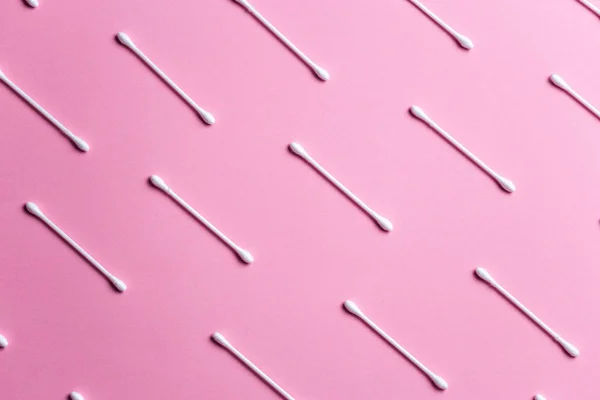 Draufsicht der flachen Liegekomposition mit Wattestäbchen auf rosa Hintergrund — Stockfoto