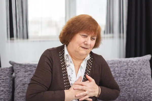 У старої жінки серцевий напад. Жінка страждає від болю в грудях — стокове фото