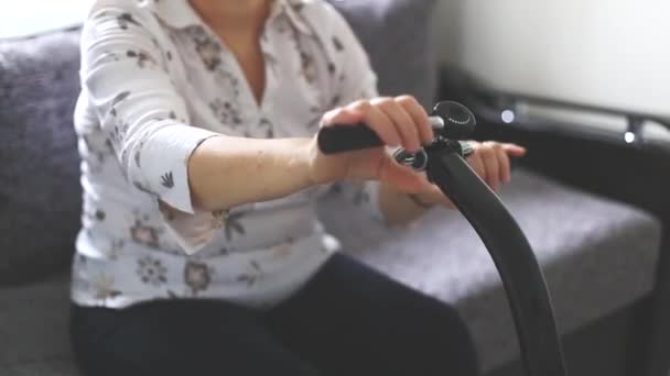 Starší žena dělá cvičení doma na zápěstí na zdravotnickém prostředku, fyzioterapeutické zařízení — Stock video
