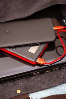 Bilgisayarla çalışan bir elektrik bankasının akıllı telefonunun fotoğrafı.