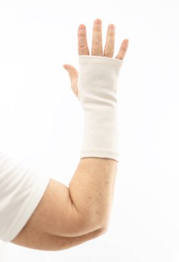 Elinde beyaz arka planda bilek desteği olan biri.