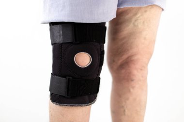 Yaşlı insan bacakları, tek dizli ve koruyucu bir dizliği var.