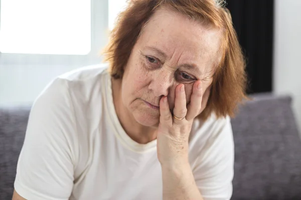 Portret van depressieve oudere vrouw die zich zorgen maakt — Stockfoto