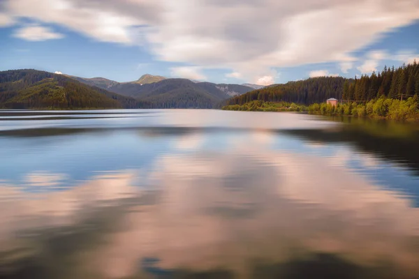 Paisaje otoñal con montañas Bucegi en el lago Bolboci, presa Bolboci ubicada en Rumania — Foto de Stock