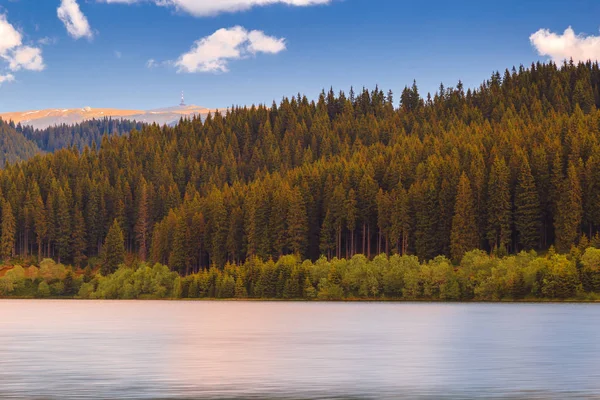 Paisaje otoñal con montañas Bucegi en el lago Bolboci situado en Rumania — Foto de Stock