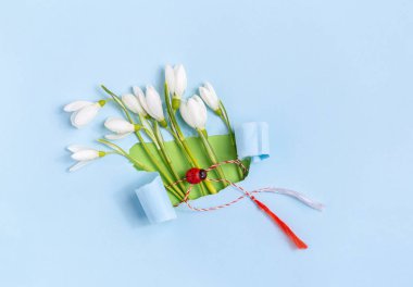 Kardamlaları (Galanthus nivalis) çiçekleri ile yırtık kağıttan yapılmış bahar tebrik kartı. 8 Mart, Martisor, Baba Marta tatil konsepti.