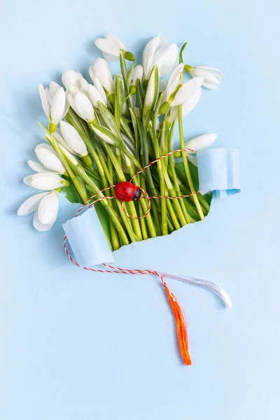 Frühlings-Grußkarte aus blauem Papier mit Schneeglöckchen (galanthus nivalis) Blüten. 8. März, Martisor, — Stockfoto