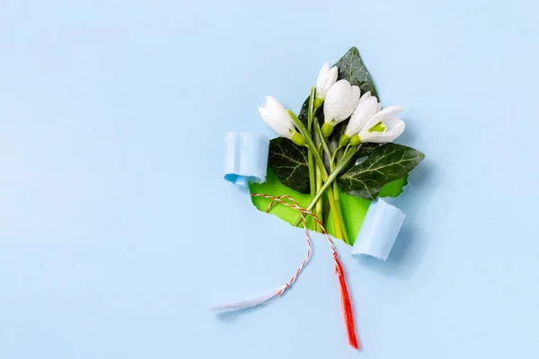 Zerrissenes Papier mit Schneeglöckchen (galanthus nivalis) Blüten mit weißem und rotem Streifen. — Stockfoto