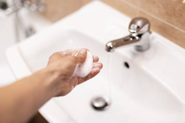 İnsan elini yıkar. Virüslere ve mikroplara karşı önlem.