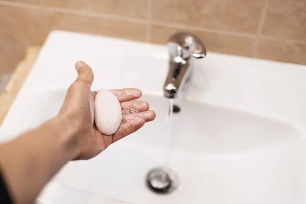 Osoba Myje Ręce Zlewie Koncepcja Zapobiegania Wirusom Mikroorganizmom — Zdjęcie stockowe