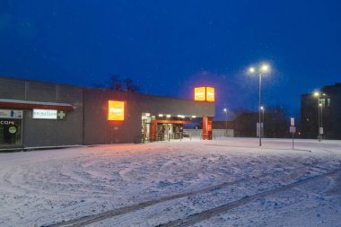 GALATI, ROMANIA - Şubat 06, 2020. Karlı bir sabahta Penny Market 'in önüne park etmek.