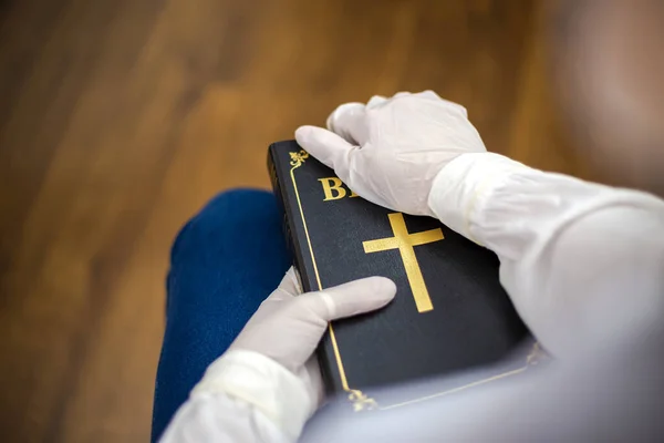 Persona Enfermera Médico Con Máscara Guantes Están Oración Con Biblia —  Fotos de Stock