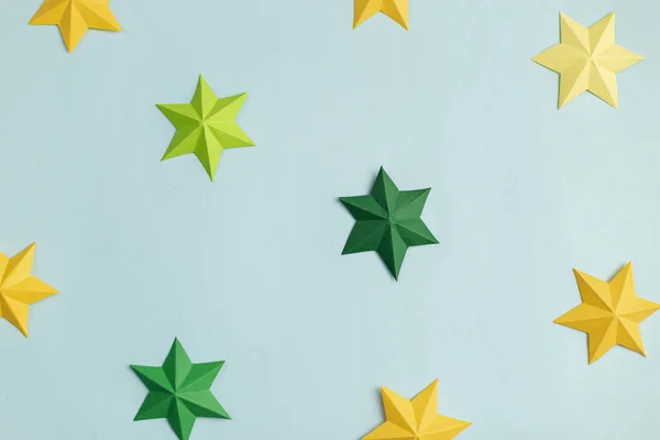 Estrelas Papel Coloridas Sobre Fundo Azul — Fotografia de Stock