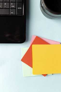 Metinler için yeri olan bir dizüstü bilgisayarın yanında renkli notlar